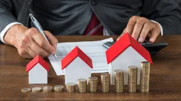 Este beneficio te permite restar hasta $10.000 en impuestos de tu estado y localidad, incluyendo los impuestos sobre tu propiedad