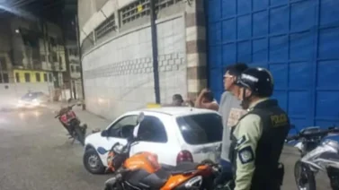Policía retiene a conductor de un Corsa que perturbaba a vecinos con equipo de sonido en Caracas
