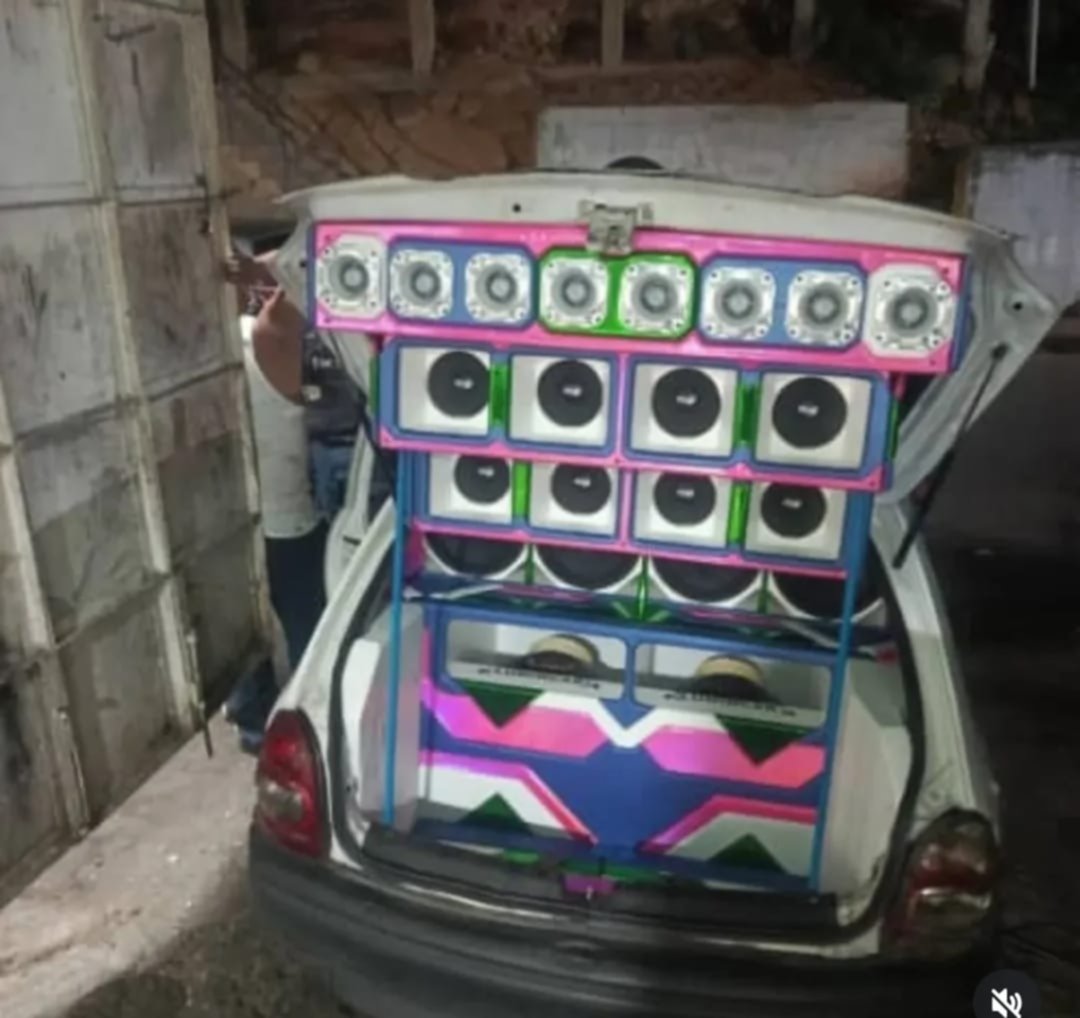 Policía retiene a conductor de un Corsa que perturbaba a vecinos con equipo de sonido en Caracas