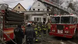 Hombre utiliza juguetes sexuales para provocar incendio: Dos casas afectadas por las llamas