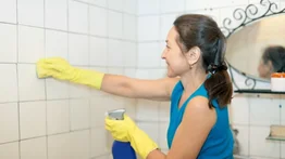 Solo cuatro ingredientes: método casero para eliminar el negro de azulejos