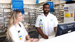 Las dos grandes cadenas de USA que compiten por la entrega de medicinas a domicilio: así es el servicio