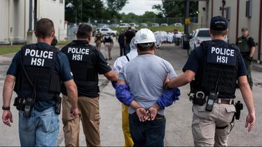 Jueza de Colorado frena deportación de 100 venezolanos a El Salvador: el dictamen afecta el plan de DHS