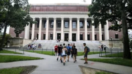 Estatus legal de decenas de estudiantes extranjeros está en riesgo: inician demandas amplias contra la persecución del ICE