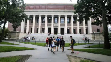 Estatus legal de decenas de estudiantes extranjeros está en riesgo: inician demandas amplias contra la persecución del ICE Estatus legal de decenas de estudiantes extranjeros está en riesgo: inician demandas amplias contra la persecución del ICE