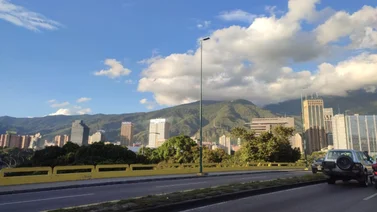 Momento en el que un socavón se "tragó" dos camionetas en Caracas este 23 de abril