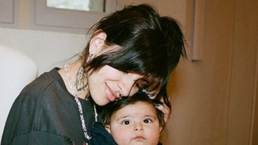 Descubre qué trae Cazzu en su cartera y cuáles son sus esenciales en la maternidad