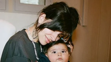Descubre qué trae Cazzu en su cartera y cuáles son sus esenciales en la maternidad