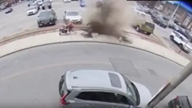 Alcantarilla que explotó en New York casi cobra tres vidas: una mujer y dos niños se salvaron por segundos Alcantarilla que explotó en New York casi cobra tres vidas: una mujer y dos niños se salvaron por segundos