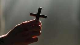 Joven mata a su madre durante supuesto exorcismo: lo encuentran ensangrentado y con una biblia en sus manos
