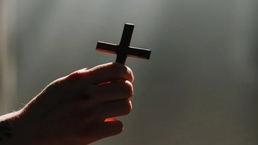 Joven mata a su madre durante supuesto exorcismo: lo encuentran ensangrentado y con una biblia en sus manos