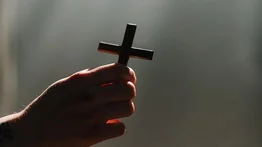 Joven mata a su madre durante supuesto exorcismo: lo encuentran ensangrentado y con una biblia en sus manos