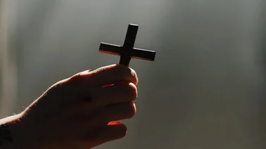 Joven mata a su madre durante supuesto exorcismo: lo encuentran ensangrentado y con una biblia en sus manos