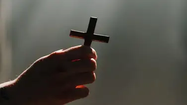Joven mata a su madre durante supuesto exorcismo: lo encuentran ensangrentado y con una biblia en sus manos Joven mata a su madre durante supuesto exorcismo: lo encuentran ensangrentado y con una biblia en sus manos