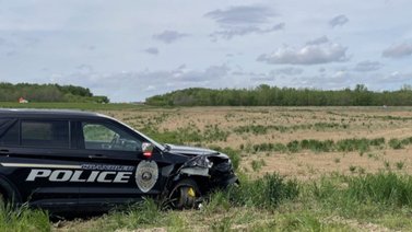 Mujer ataca a policía con una espada y roba su patrulla: la detienen tras intensa persecución