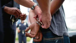 Arrestan a un adolescente en Florida: intentó envenenar a su madre con lejía en leche