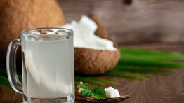Agua de coco: así debes consumirla para desinflamar el abdomen en 15 días