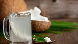 Agua de coco: así debes consumirla para desinflamar el abdomen en 15 días