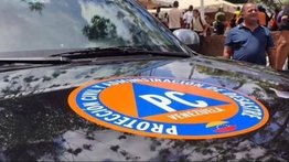Camioneta vuelca en una playa tras salirse de la vía: mueren dos mujeres en aparatoso accidente