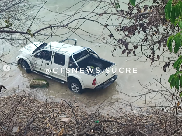 Camioneta vuelca en una playa tras salirse de la vía: mueren dos mujeres en aparatoso accidente