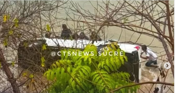 Camioneta vuelca en una playa tras salirse de la vía: mueren dos mujeres en aparatoso accidente