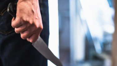 Joven apuñala a su madre y amenaza con quemarla viva: aseguró que escuchaba voces en su cabeza
