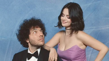 Un romance de película: Benny Blanco le regala a Selena Gomez la graduación que nunca tuvo