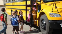 Autobús con estudiantes de Colorado choca contra un camión de rocas: reportan jovenes lesionados
