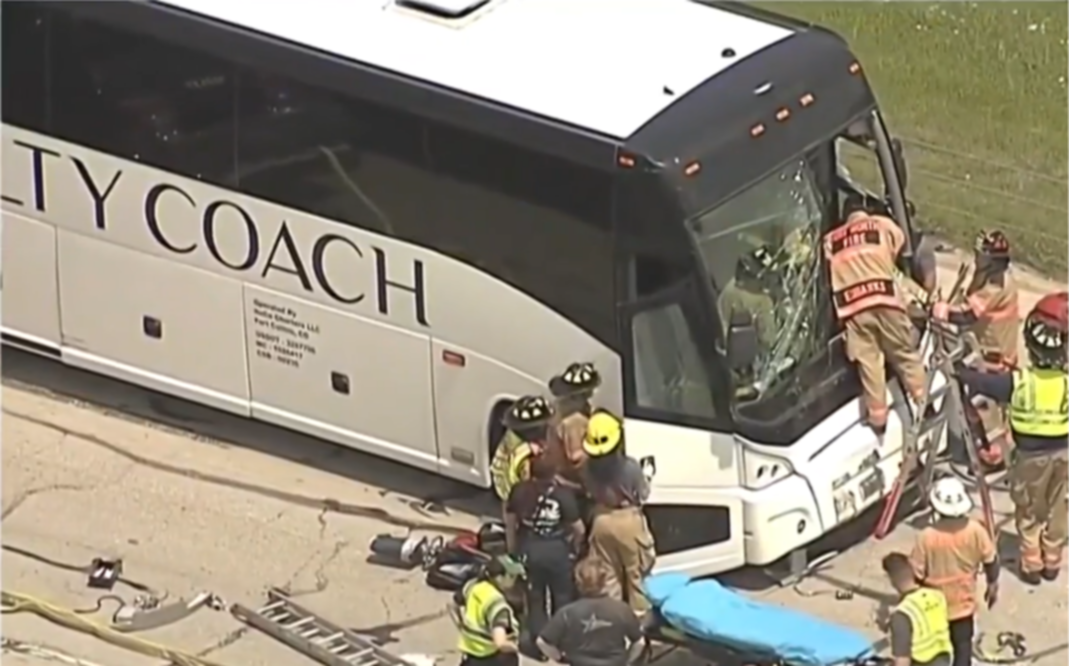 Autobús con estudiantes de Colorado choca contra un camión de rocas: reportan jovenes lesionados Autobús con estudiantes de Colorado choca contra un camión de rocas: reportan jovenes lesionados