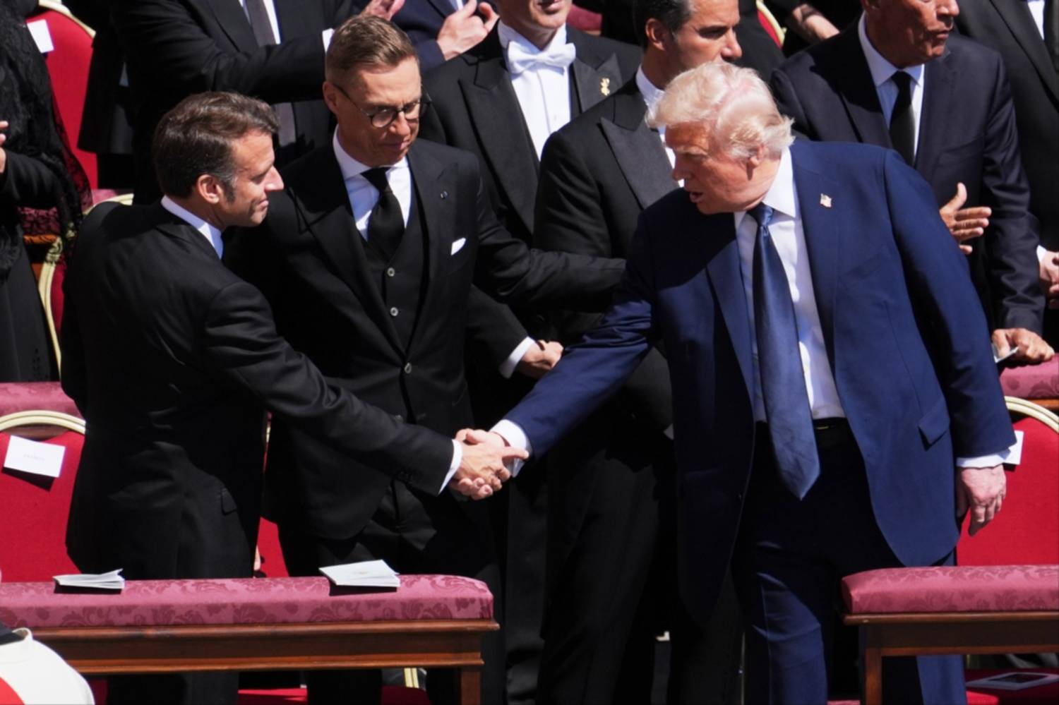 Donald Trump se salta el protocolo durante exequias del Papa: el detalles que incumple con las normas Donald Trump se salta el protocolo durante exequias del Papa: el detalles que incumple con las normas