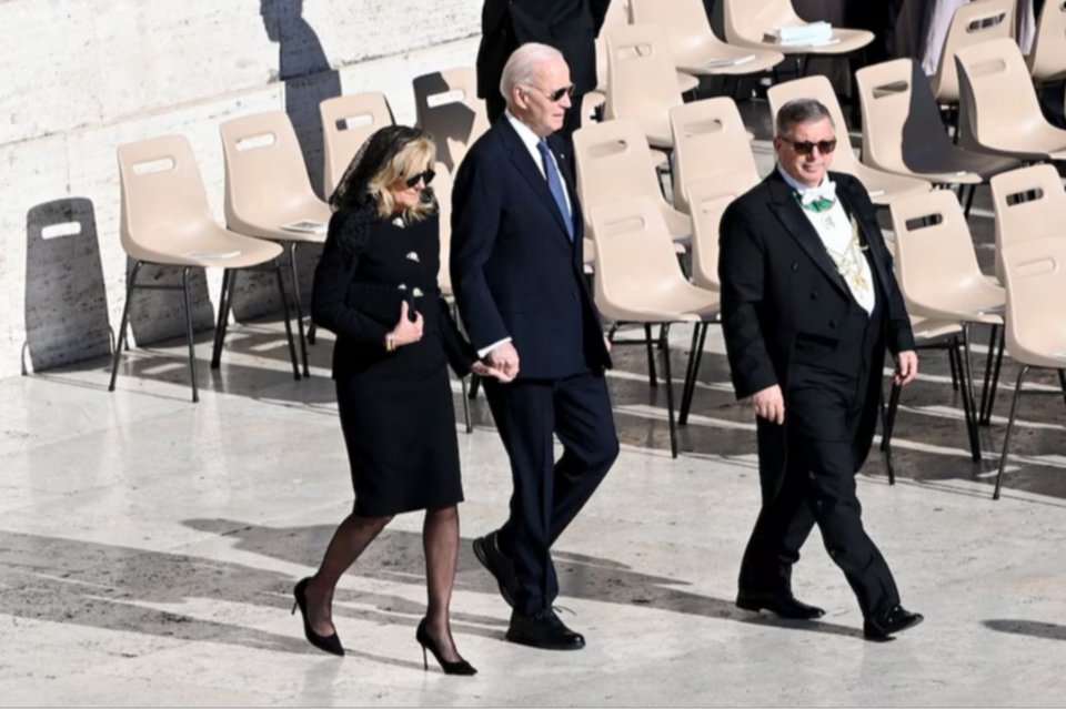 Donald Trump se salta el protocolo durante exequias del Papa: el detalles que incumple con las normas Donald Trump se salta el protocolo durante exequias del Papa: el detalles que incumple con las normas