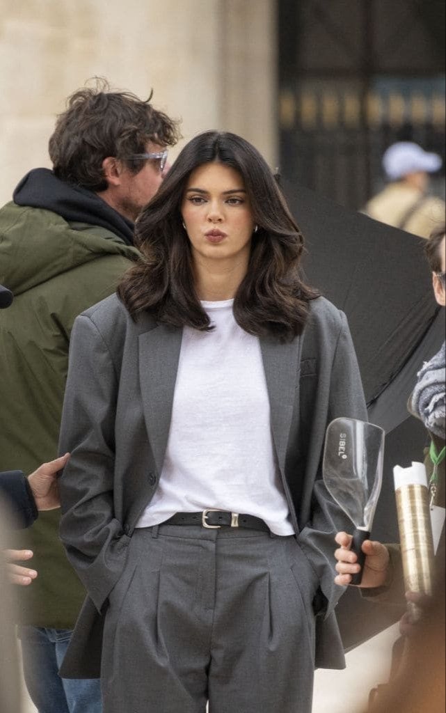 Kendall Jenner sorprende en París con un look inspirado en el glamour setentero Kendall Jenner sorprende en París con un look inspirado en el glamour setentero