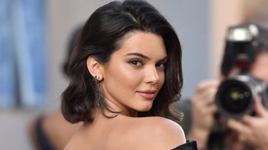 Kendall Jenner sorprende en París con un look inspirado en el glamour setentero