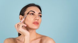 Estimula el crecimiento de las cejas con este aceite natural