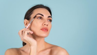 Estimula el crecimiento de las cejas con este aceite natural
