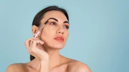 Estimula el crecimiento de las cejas con este aceite natural