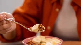 Así como una comida copiosa puede desvelarte, este alimento puede ayudarte a dormir mejor 