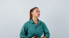 Despídete del dolor de estómago con esta efectiva infusión natural