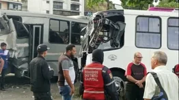 Choque entre dos colectivos y un vehículo particular en Caracas: una persona resultó con diversas lesiones en su cuerpo