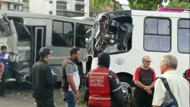 Choque entre dos colectivos y un vehículo particular en Caracas: una persona resultó con diversas lesiones en su cuerpo Choque entre dos colectivos y un vehículo particular en Caracas: una persona resultó con diversas lesiones en su cuerpo