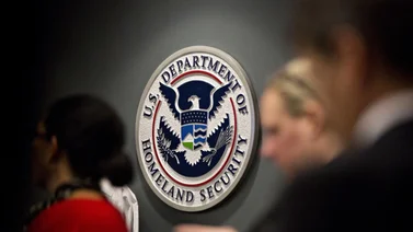 Recibió un correo para que abandonara USA, pero ella es ciudadana estadounidense y abogada: los detalles