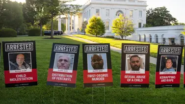 En imágenes: Trump exhibe fotos de migrantes arrestados en el jardín de la Casa Blanca En imágenes: Trump exhibe fotos de migrantes arrestados en el jardín de la Casa Blanca