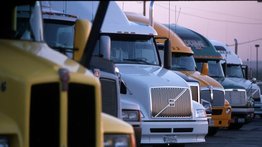 Trump firma decreto para exigir a camioneros extranjeros dominar el inglés