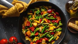 Una opción colorida y saludable: vegetales salteados para servir sobre arroz blanco o pasta 