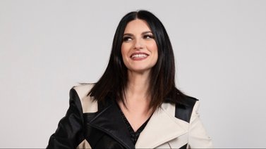 Laura Pausini interpreta la versión balada de “Turista” de Bad Bunny: La escuché y me enamoré al instante