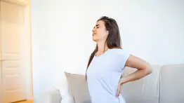 Alivia el dolor de espalda sin necesidad de medicamentos: este es el ungüento milagroso a base de árnica que debes aplicarte