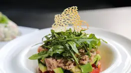 Combina aguacate y sardinas en una sencilla ensalada: ideal para servir en Semana Santa 