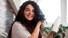Aprende a cuidar tu cabello rizado en casa como una experta peluquera: evita cometer estos cinco errores y mantenlo sano