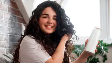 Aprende a cuidar tu cabello rizado en casa como una experta peluquera: evita cometer estos cinco errores y mantenlo sano Aprende a cuidar tu cabello rizado en casa como una experta peluquera: evita cometer estos cinco errores y mantenlo sano