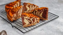 Sin harina ni azúcar: ponqué marmolado con plátano maduro en pocos pasos y a muy bajo costo